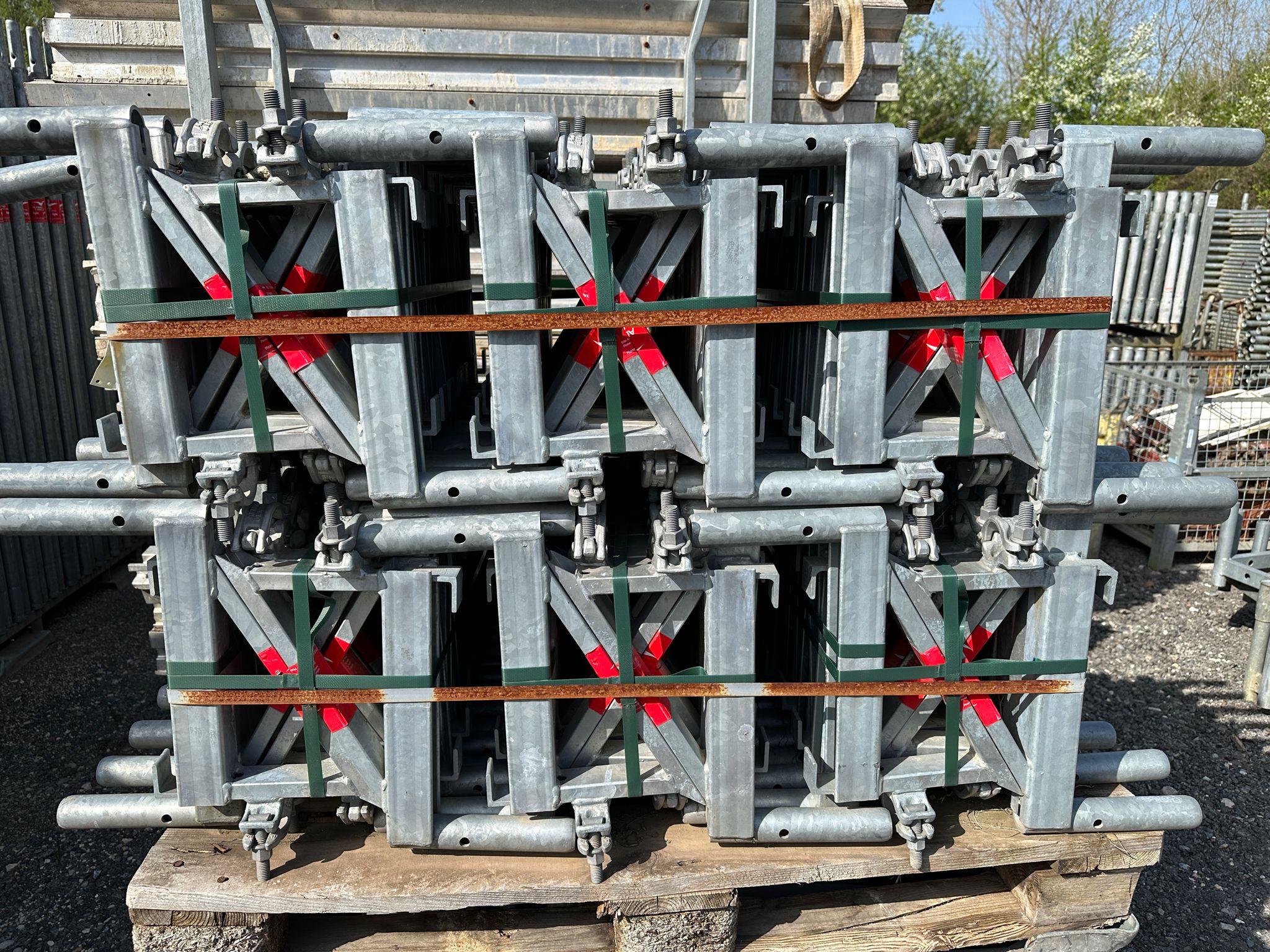 Altrad Baumann Gerüstkonsole B36 mit Rohrverbinder